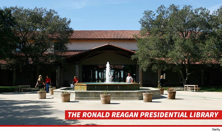 Donald Trump -- Face-to-Face with Replacement Arnold Schwarzenegger at Debate :: 0914-ronald-reagan-library-getty-4