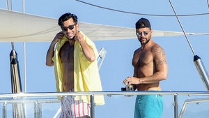 0812-ricky-martin-Jwan-Yosef-yacht-backgrid